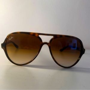 Used in good condition Tortoise Aviator Ray Bans 🕶️